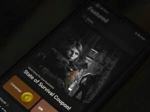 Nahaufnahme eines schwarzen Smartphones, das einen Mann in schwarzem Hemd auf dem Display zeigt