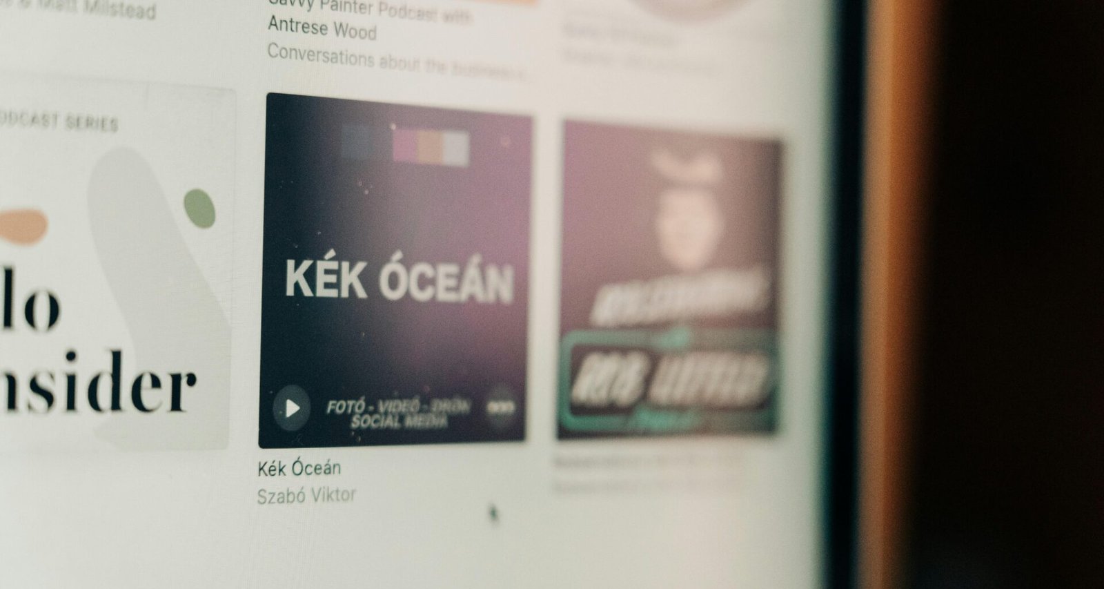 Schwarzes Smartphone zeigt eine Facebook-Seite auf dem Display, Nahaufnahme der mobilen Social-Media-Nutzung