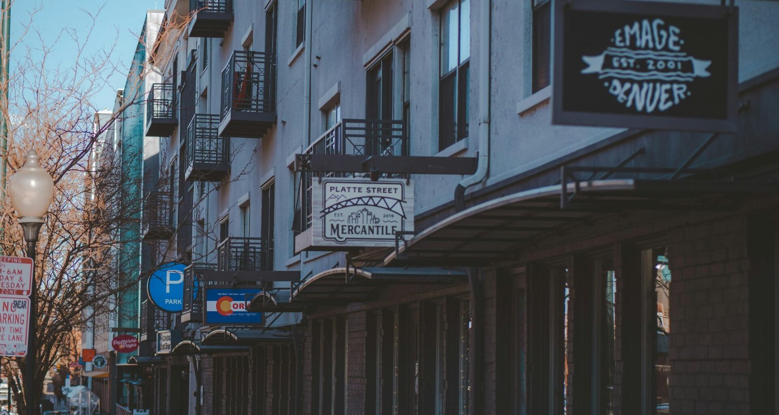 Schwarzes Stahltor vor einem weißen Betongebäude während des Tages. Moderne Architektur im urbanen Umfeld.