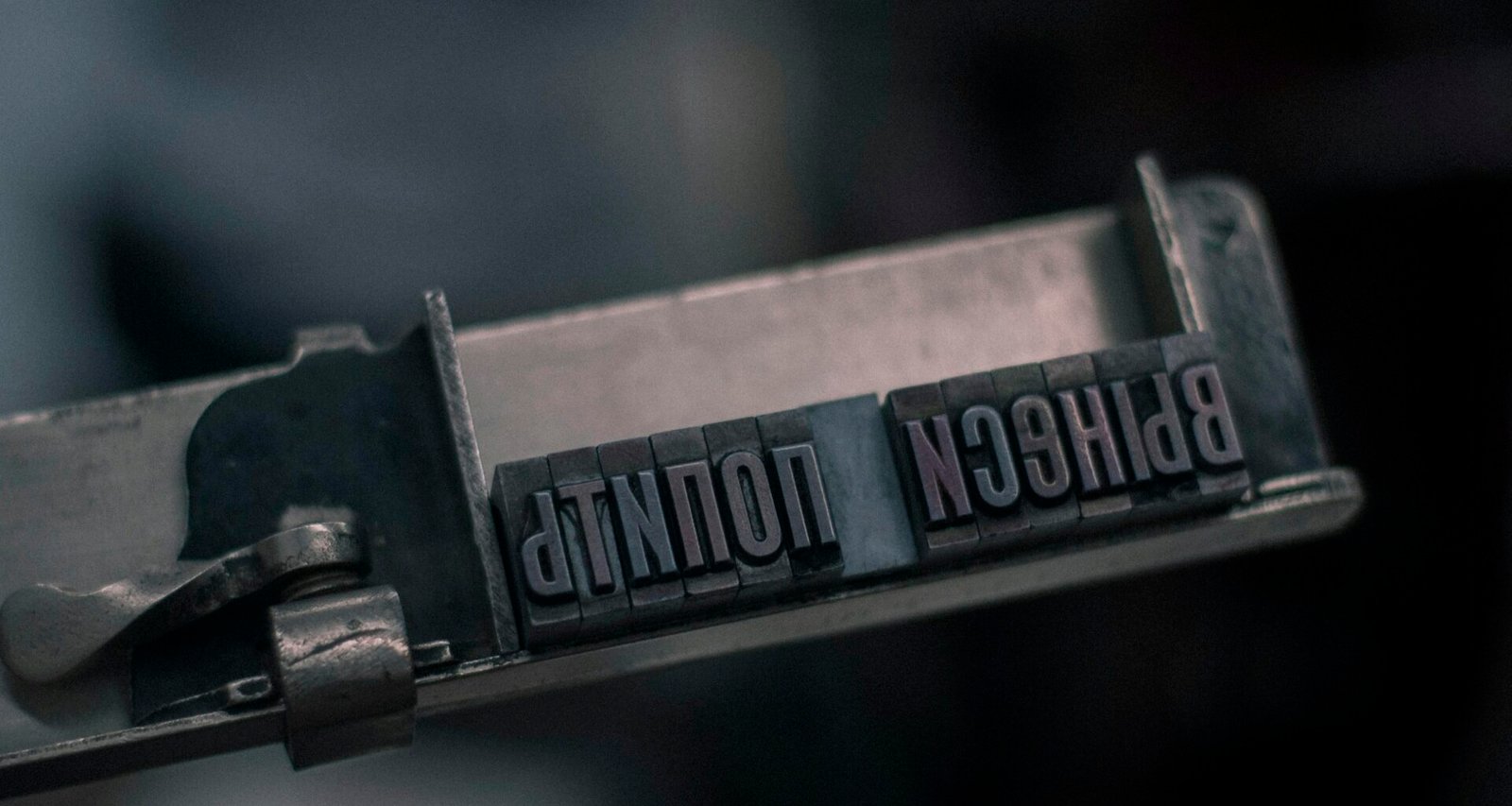 Detailaufnahme eines schwarzen und grauen Metallwerkzeugs, geeignet für technische Anwendungen und Handwerksarbeiten