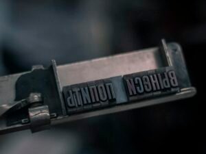 Detailaufnahme eines schwarzen und grauen Metallwerkzeugs, geeignet für technische Anwendungen und Handwerksarbeiten