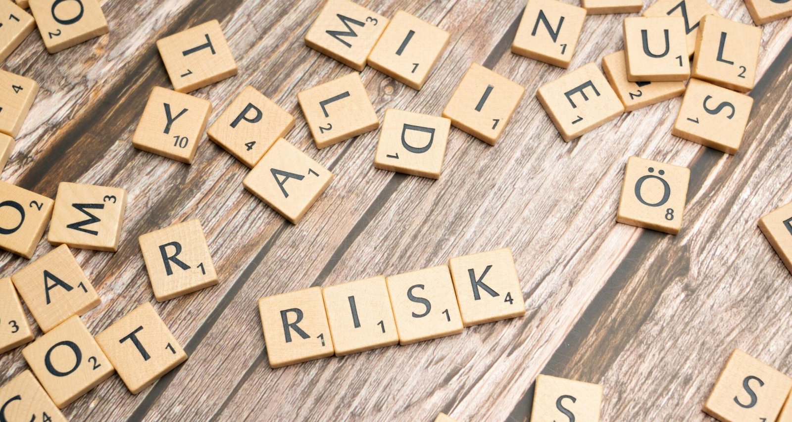 Scrabble-Steine bilden Wörter auf einer Holzoberfläche, fotografiert für einen Beitrag zu Sprache und Marketing