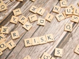 Scrabble-Steine bilden Wörter auf einer Holzoberfläche, fotografiert für einen Beitrag zu Sprache und Marketing