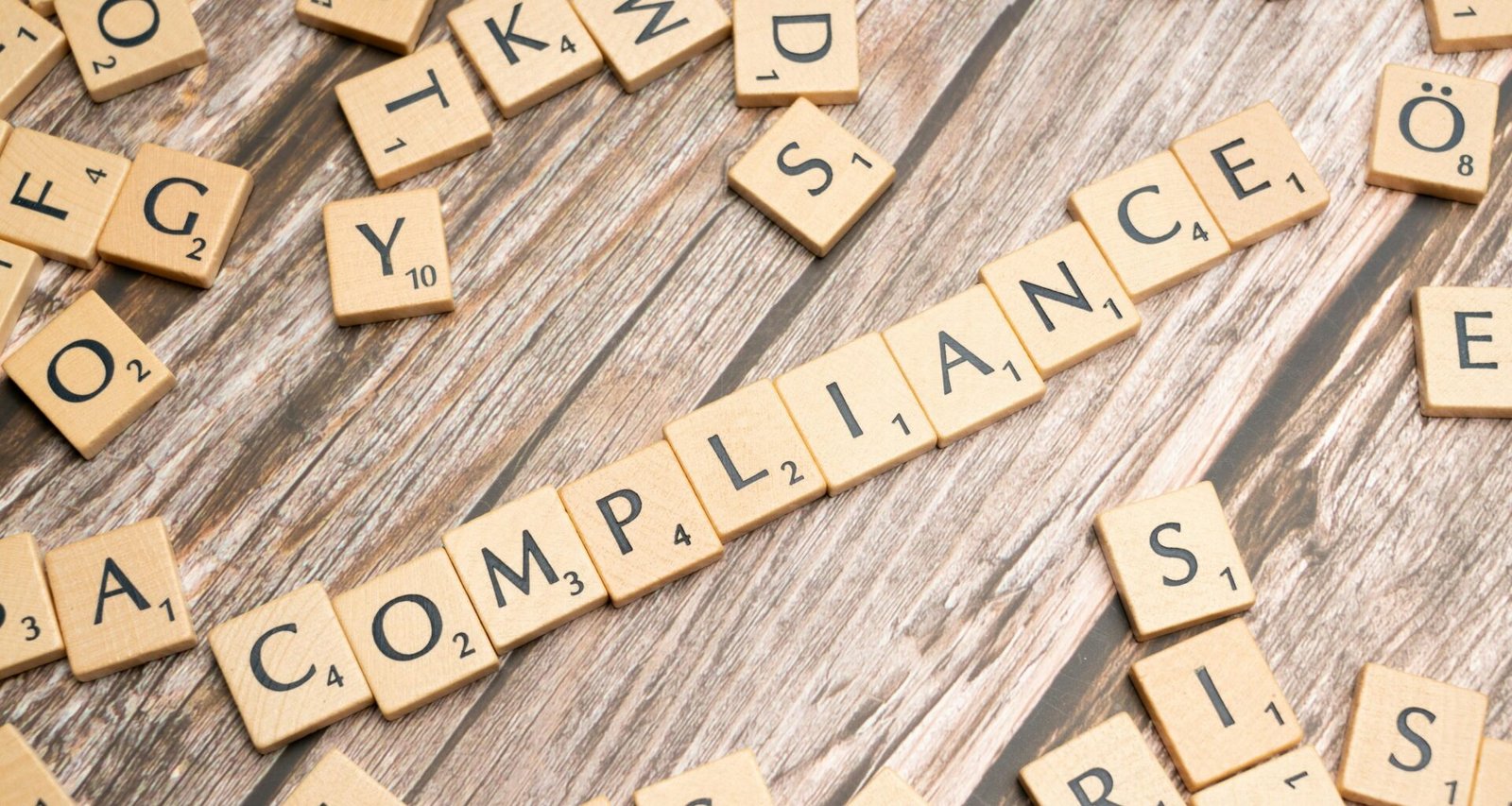 Scrabble-Steine liegen auf einem Tisch und ergeben das Wort complaints. Symbolbild für Beschwerden und Kundenfeedback.
