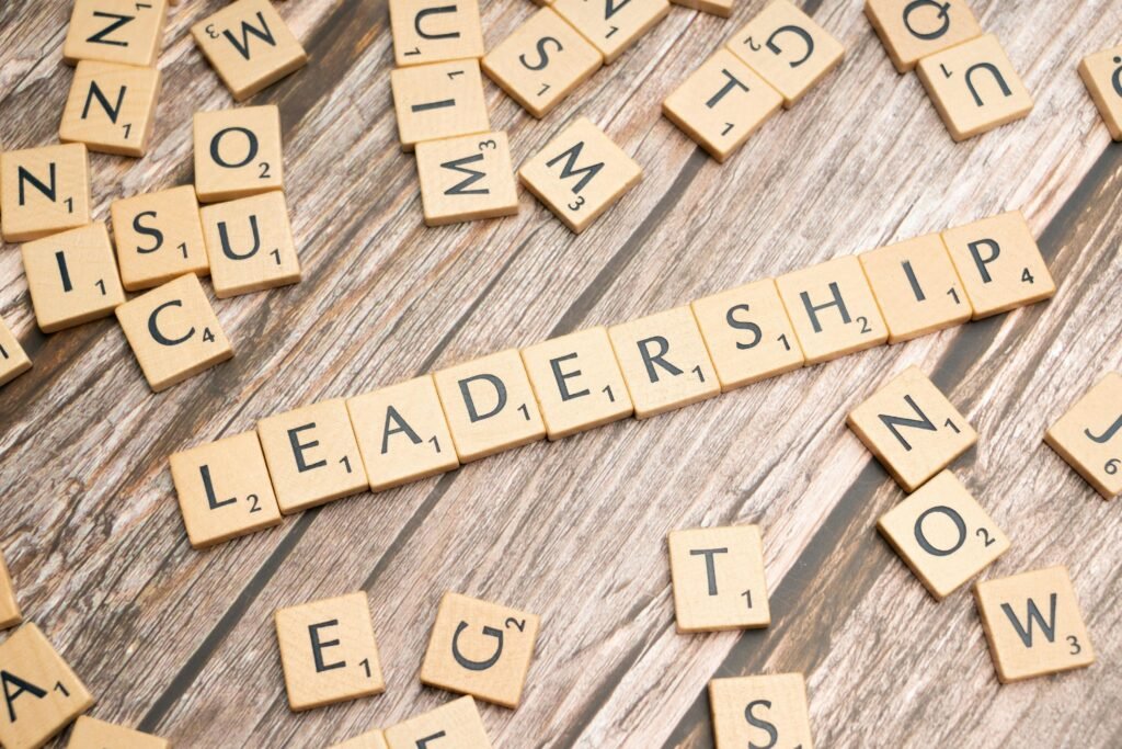Scrabble-Steine bilden das Wort Leadership auf einer Holzoberfläche – Symbol für Führung und Strategie