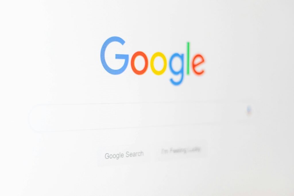 Screenshot des bekannten Google Logos auf einem Bildschirm, stellvertretend für die Marke und ihren Einfluss im digitalen Bereich