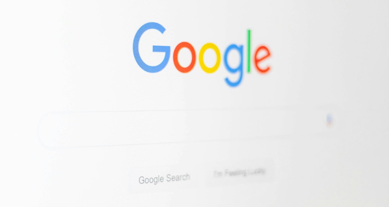 Screenshot des bekannten Google Logos auf einem Bildschirm, stellvertretend für die Marke und ihren Einfluss im digitalen Bereich