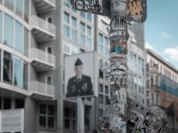 Selektive Fokusaufnahme eines Poststücks auf einem Tisch, wobei der Hintergrund unscharf bleibt.