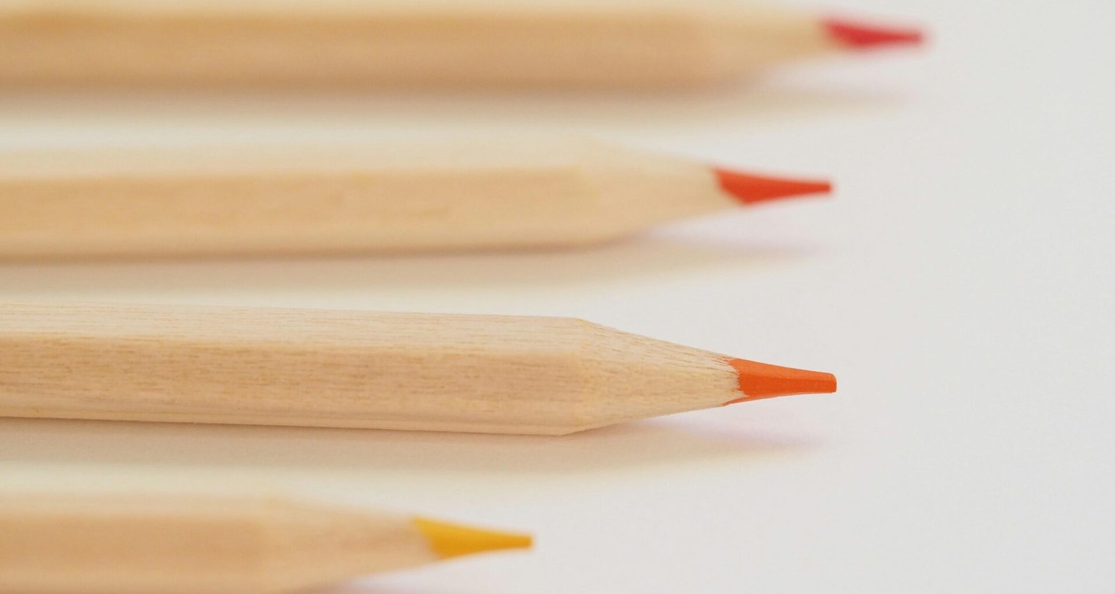 Selektive Nahaufnahme von farbigen Buntstiften, angeordnet auf hellem Untergrund, ideal für Kreativprojekte und Designideen