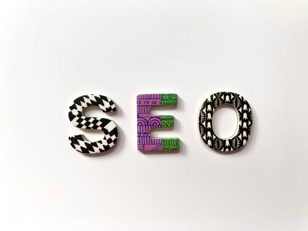 Stylisches Wallpaper mit dem Wort SEO in großen weißen Buchstaben als Inspiration für Online-Marketing und Content-Erstellung