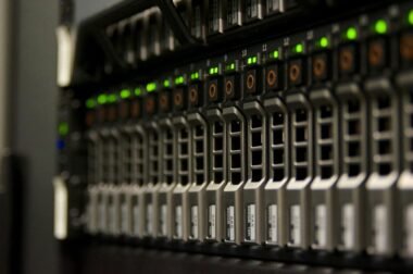 Serverrack mit grünen LED-Lichtern zeigt betriebsbereite Netzwerkhardware und moderne Serverinfrastruktur im Rechenzentrum.
