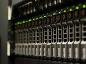 Server Rack mit mehreren Geräten und grünen LED-Anzeigen, die in einem modernen Rechenzentrum aktiv sind