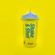 Shake and Shot Becher mit Deckel, stehend auf einer Oberfläche, fotografiert als Konzept für Verpackungsdesign