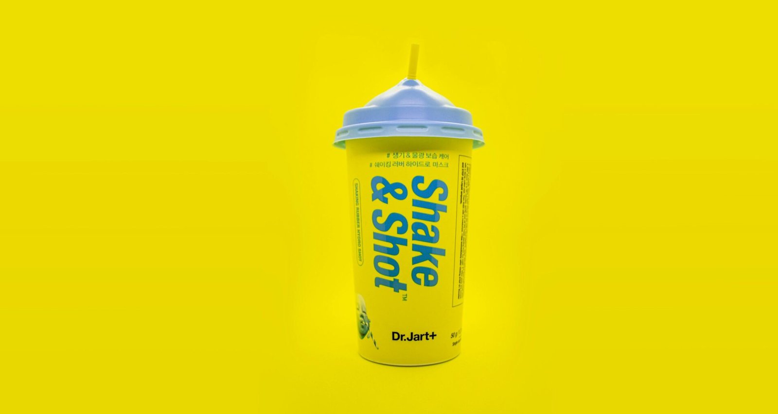 Shake and Shot Becher mit Deckel, stehend auf einer Oberfläche, fotografiert als Konzept für Verpackungsdesign