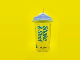 Shake and Shot Becher mit Deckel, stehend auf einer Oberfläche, fotografiert als Konzept für Verpackungsdesign