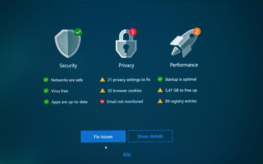 Übersicht eines Dashboards mit Anzeigen zu Sicherheit, Datenschutz und Performance, ergänzt um Optionen zur Behebung