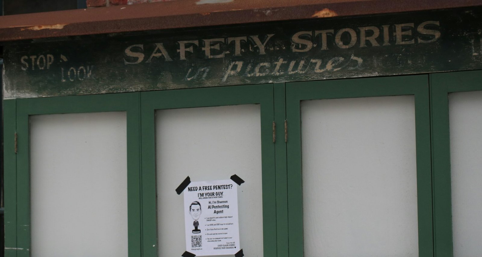 Schild mit der Aufschrift 'Safety Stories in Pictures' als Symbol für Sicherheitskommunikation im Alltag