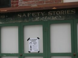 Schild mit der Aufschrift 'Safety Stories in Pictures' als Symbol für Sicherheitskommunikation im Alltag