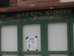 Schild mit der Aufschrift 'Safety stories in pictures' als visuelle Darstellung von Sicherheitshinweisen