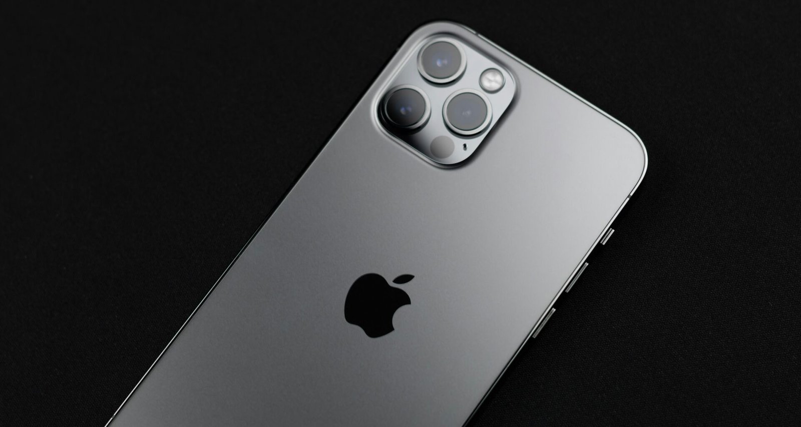 Silbernes iPhone 6 auf schwarzer Oberfläche, Fokus auf Design und Technik des Smartphones