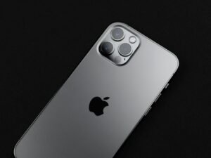 Silbernes iPhone 6 auf schwarzer, glatter Fläche – Nahaufnahme für Technik- und Smartphone-Themen