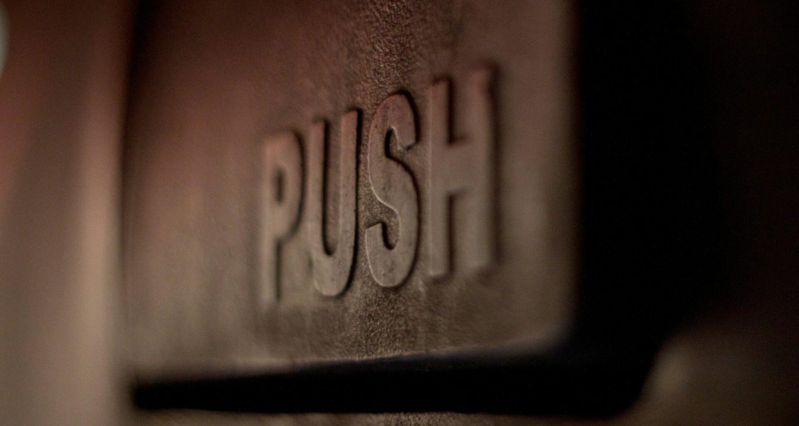 Silberne Wanddekoration mit geprägtem 'Love'-Schriftzug, kunstvoll gestaltet auf strukturierter Oberfläche