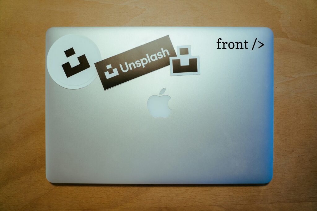 Silbernes MacBook Air auf einem Tisch, aufgenommen aus leicht schrägem Winkel mit klarer Ansicht der Aluminium-Oberfläche