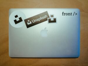 Silbernes MacBook Air auf einem Tisch, aufgenommen aus leicht schrägem Winkel mit klarer Ansicht der Aluminium-Oberfläche