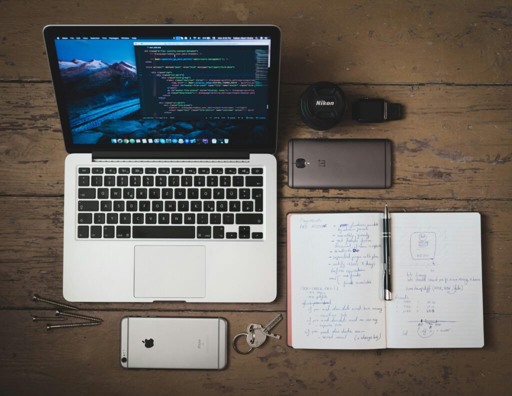 Ein eingeschaltetes silbernes MacBook auf einem Tisch, geöffnet und bereit zur Arbeit, ideal für digitale Projekte und Technikartikel