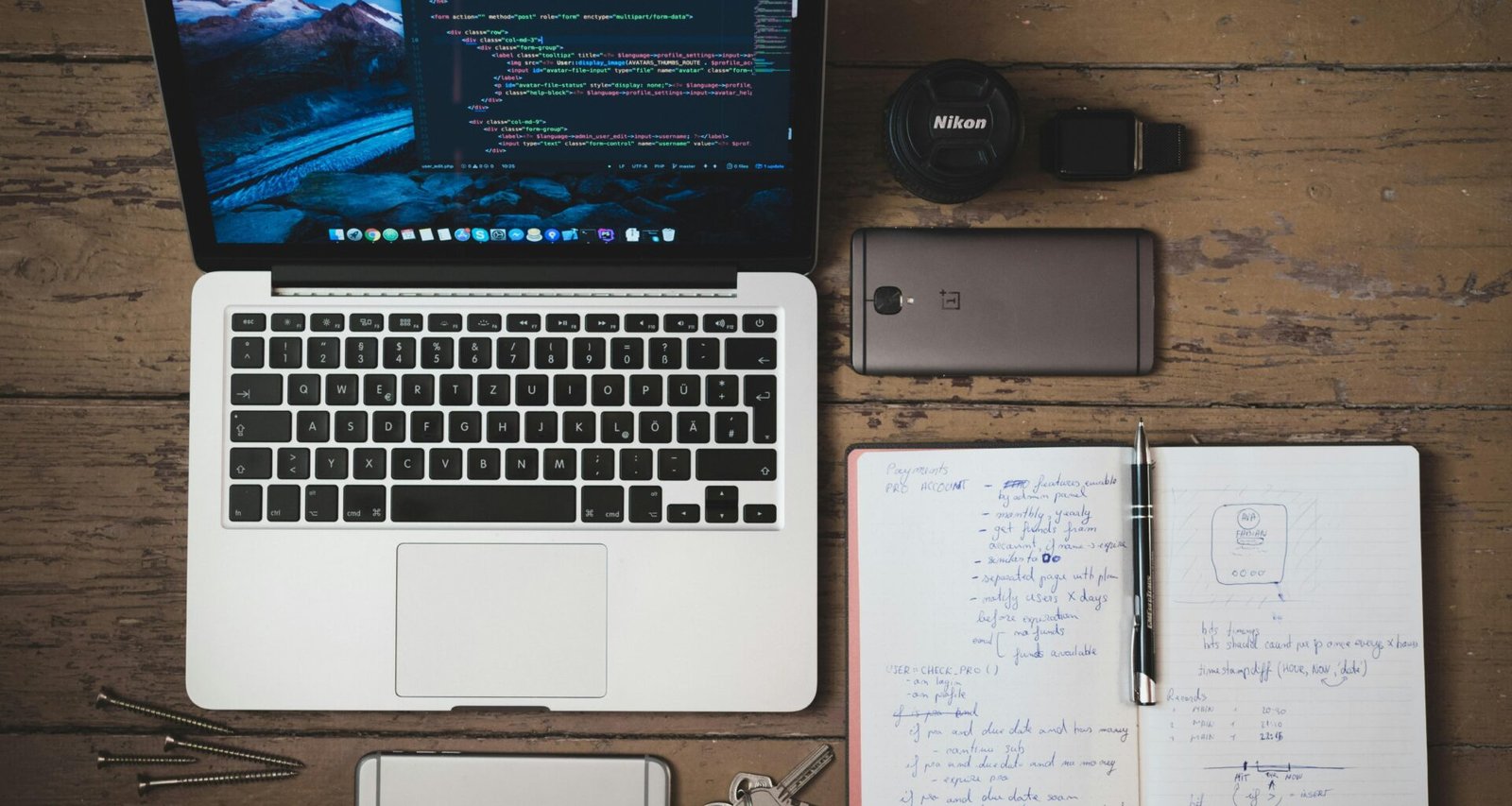 Ein eingeschaltetes silbernes MacBook auf einem Tisch, geöffnet und bereit zur Arbeit, ideal für digitale Projekte und Technikartikel