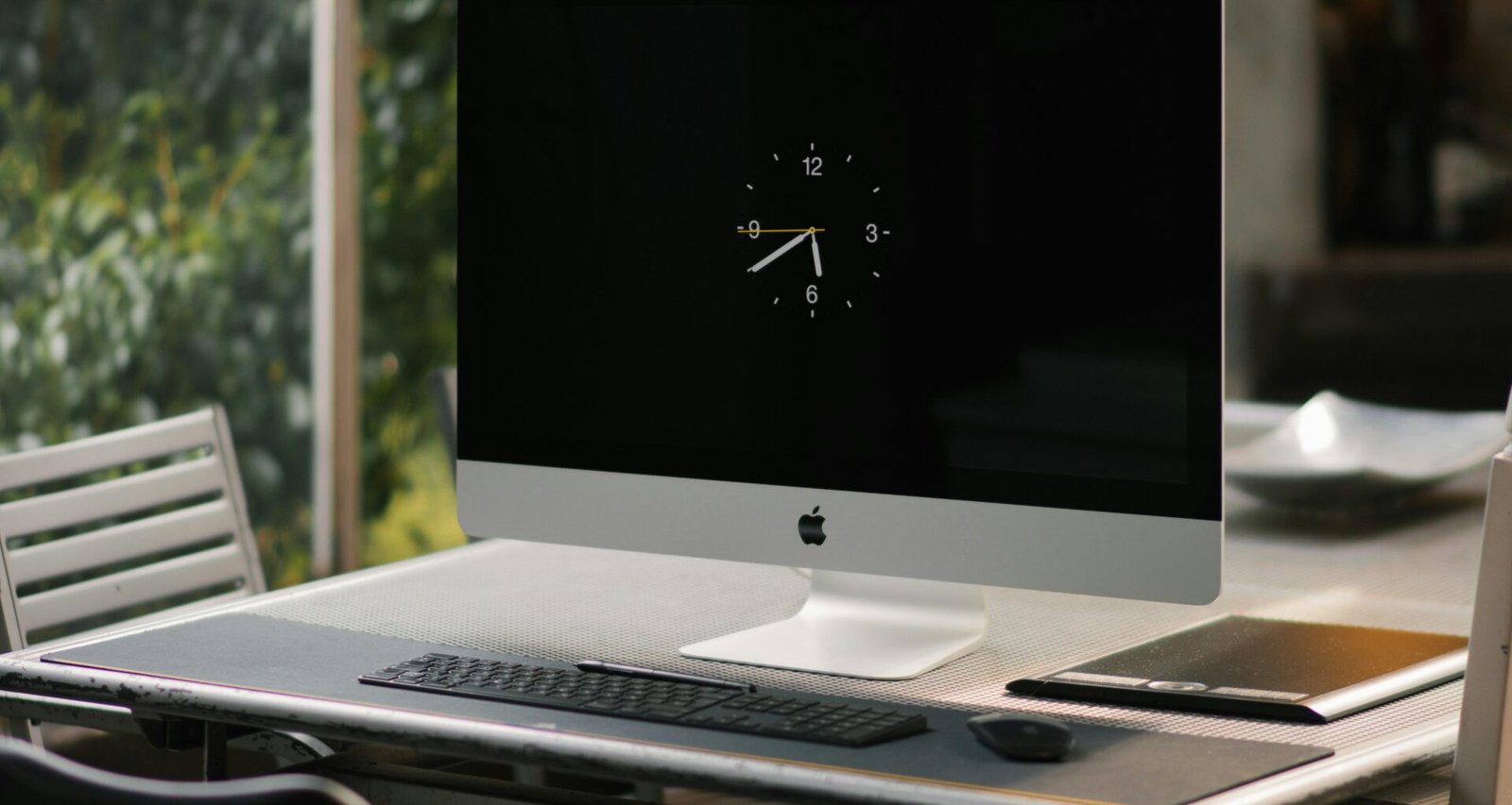 Silberner iMac auf braunem Holzschreibtisch in einem modernen Arbeitsbereich, Schreibtisch mit Computer