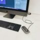Silberner Apple iMac neben Apple Magic Keyboard und Magic Mouse auf einem Schreibtisch, minimalistisches Tech-Setup