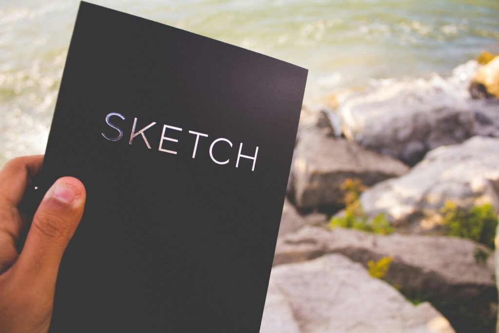 Eine geöffnete Skizzenbox mit verschiedenen Zeichenutensilien liegt auf einem Tisch, bereit für kreative Projekte