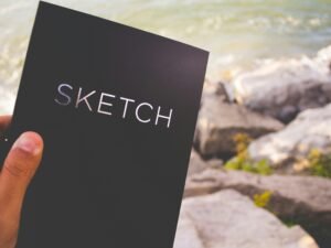 Eine geöffnete Skizzenbox mit verschiedenen Zeichenutensilien liegt auf einem Tisch, bereit für kreative Projekte