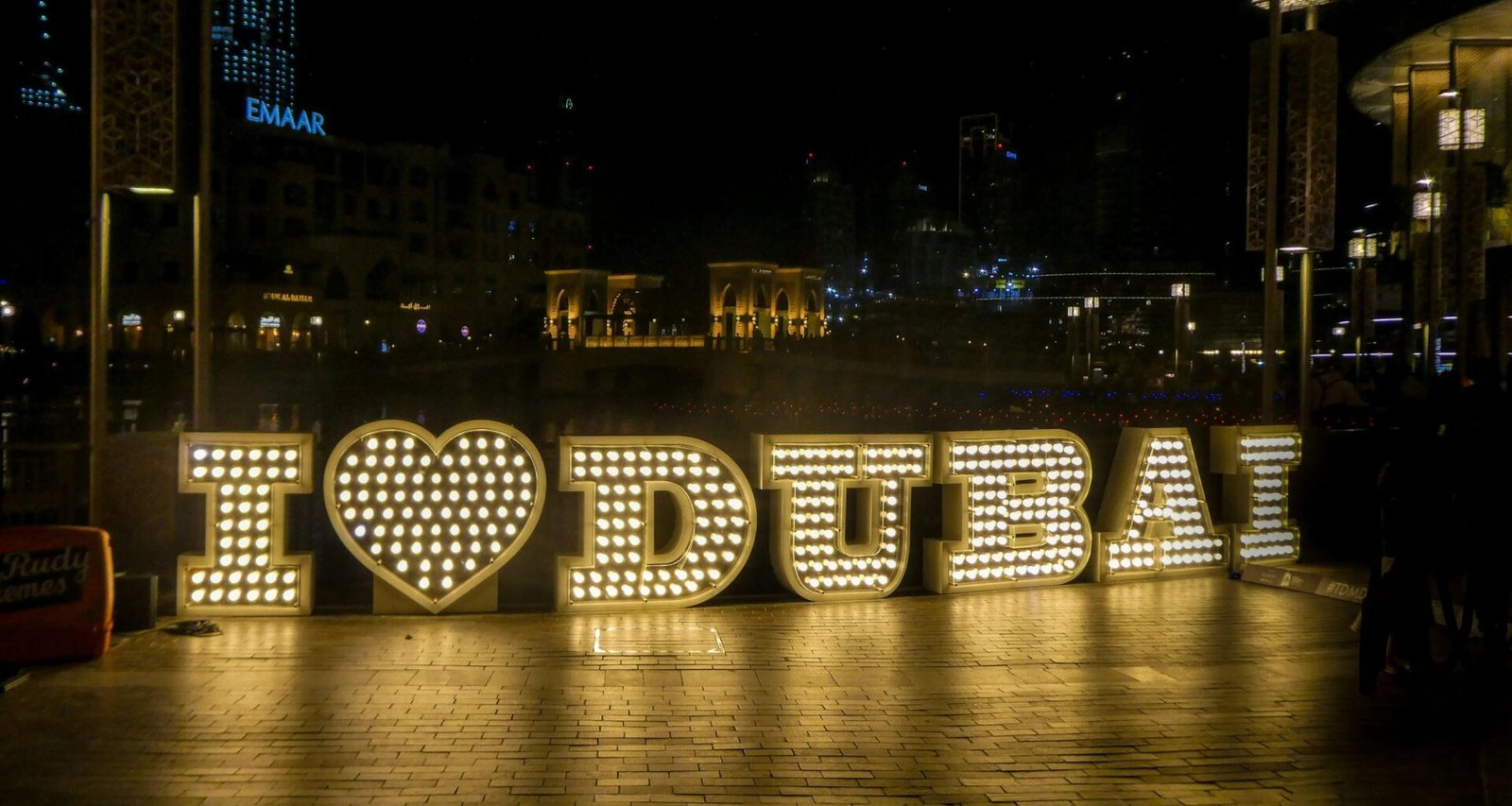 Stadt-Skyline bei Nacht mit beleuchteten Hochhäusern und klar erkennbarem urbanen Panorama