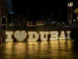 Stadt-Skyline bei Nacht mit beleuchteten Hochhäusern und klar erkennbarem urbanen Panorama