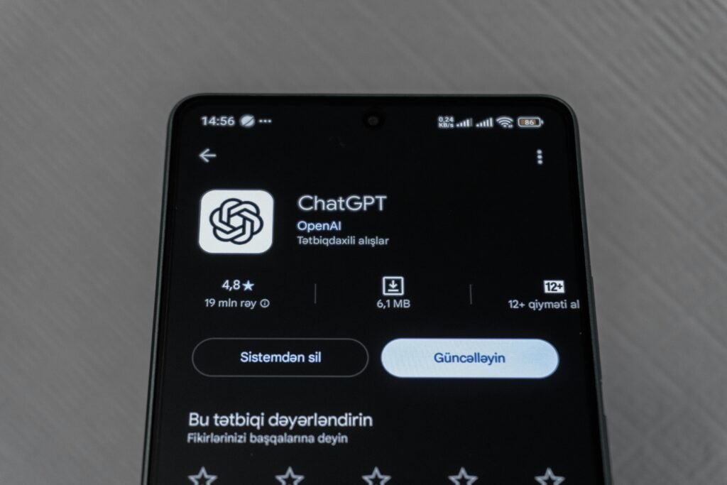 Smartphone mit geöffnetem ChatGPT-App-Detailbildschirm, Fokus auf App-Informationen und Interface