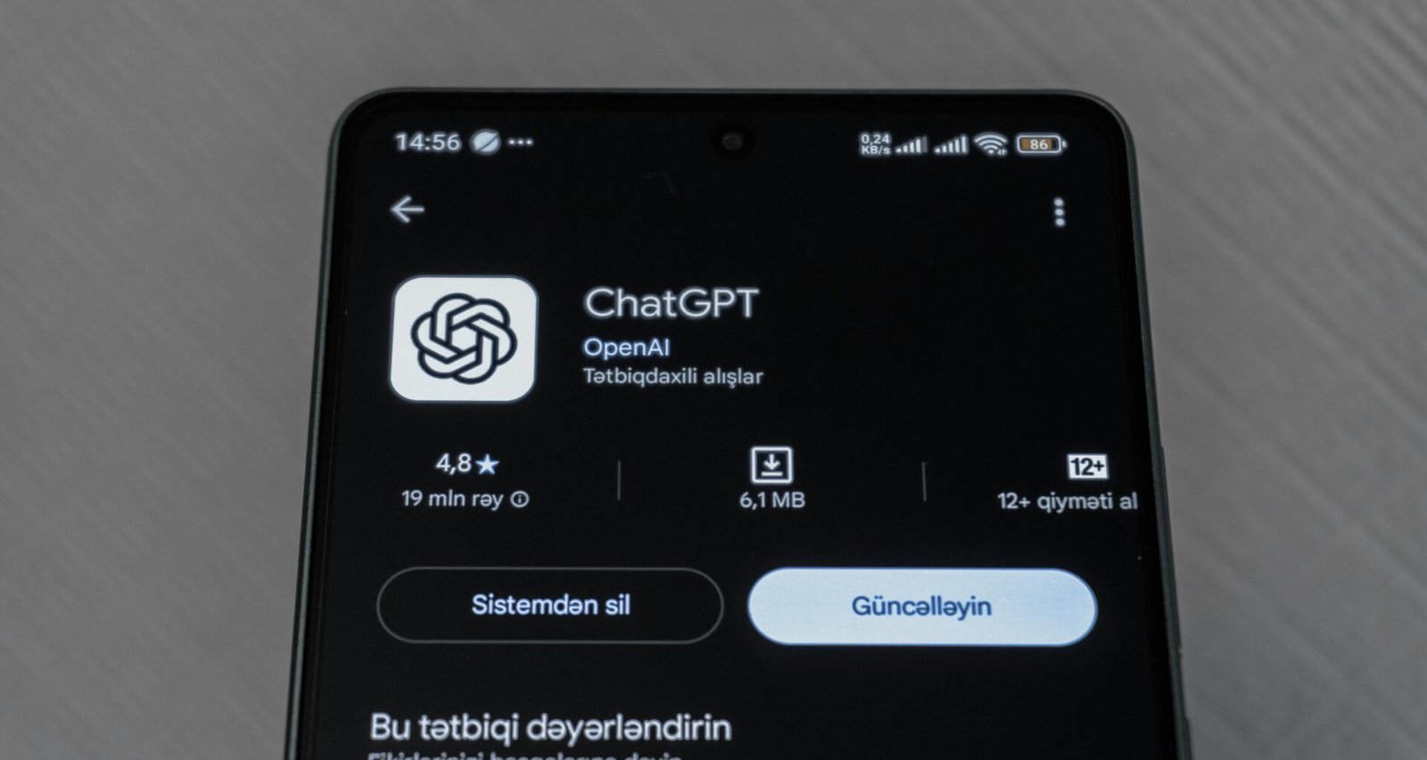 Smartphone mit geöffnetem ChatGPT-App-Detailbildschirm, Fokus auf App-Informationen und Interface