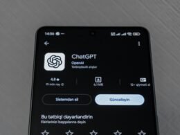 Smartphone mit geöffnetem ChatGPT-App-Detailbildschirm, Fokus auf App-Informationen und Interface