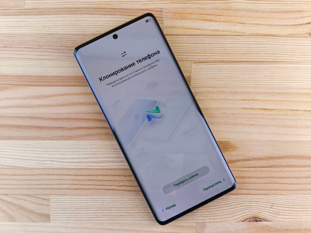 Ein Smartphone zeigt auf seinem Display ausführliche Schritt-für-Schritt-Einrichtungsanweisungen für Benutzer.