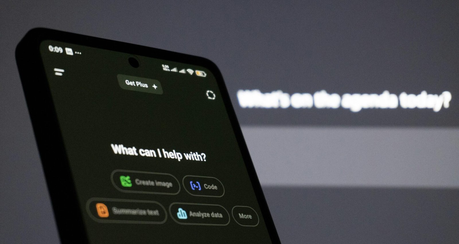 Smartphone mit geöffneter KI-Assistent-App auf dem Display, die moderne Technologie für die tägliche Nutzung zeigt