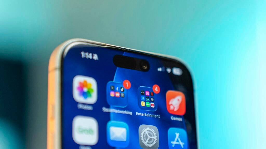 Smartphone-Bildschirm mit zahlreichen App-Icons auf hellem Hintergrund, Symbol für digitale Kommunikation und moderne Technologien