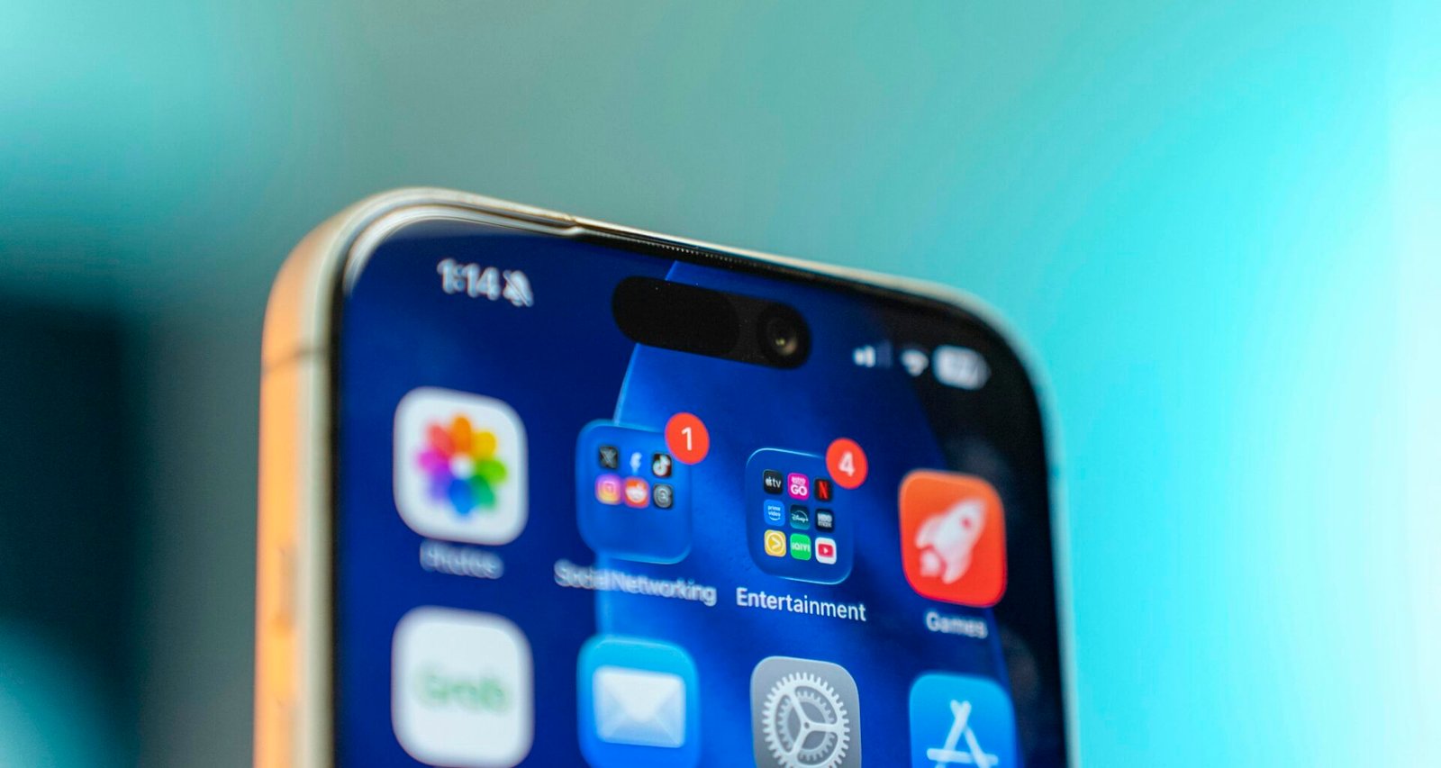Smartphone-Bildschirm mit zahlreichen App-Icons auf hellem Hintergrund, Symbol für digitale Kommunikation und moderne Technologien