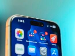 Smartphone-Bildschirm mit zahlreichen App-Icons auf hellem Hintergrund, Symbol für digitale Kommunikation und moderne Technologien