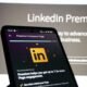 Smartphone zeigt die LinkedIn Premium Seite mit übersichtlichen Funktionen und Profiloptionen auf dem Display.