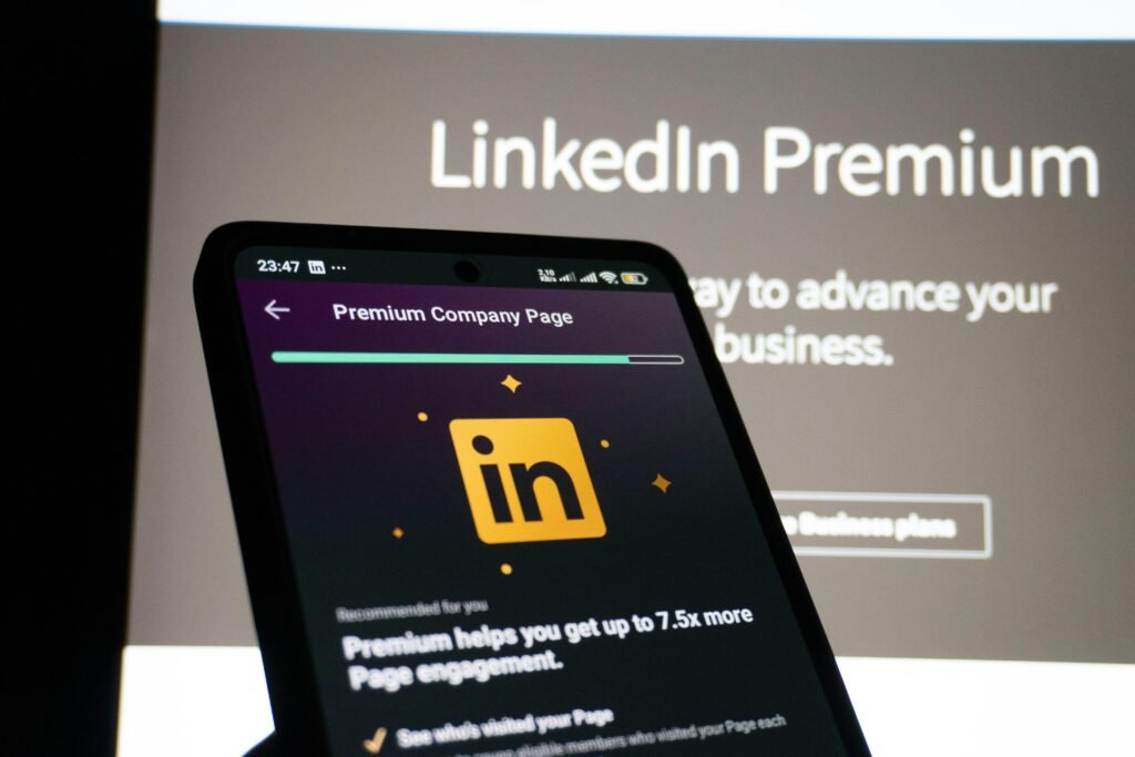Smartphone mit geöffneter LinkedIn Premium Seite, Displayansicht der wichtigsten Premium-Funktionen und Optionen