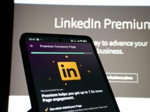 Smartphone mit geöffneter LinkedIn Premium-Seite auf dem Display, Technologie im modernen Arbeitsalltag