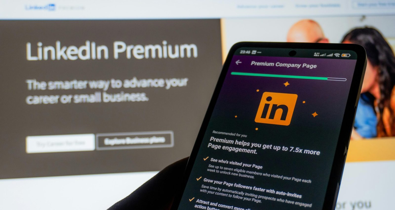 Smartphone mit geöffnetem LinkedIn Premium-Interface, das die wichtigsten Funktionen und das moderne Design zeigt