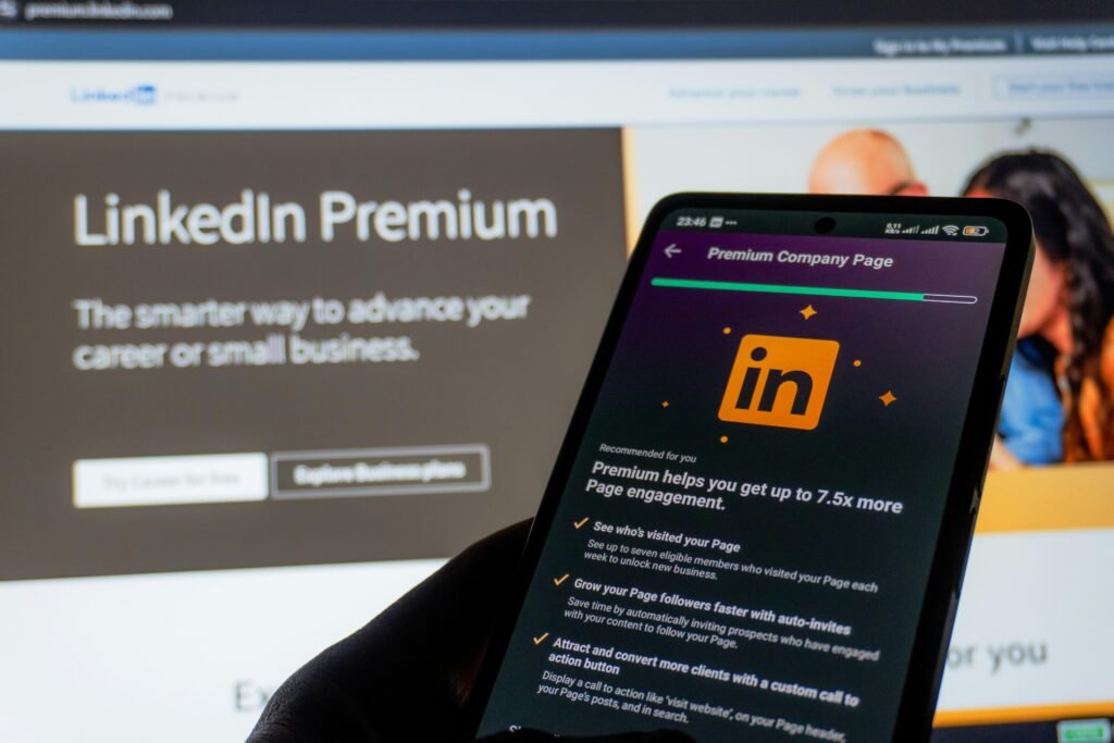 Ein Smartphone zeigt die LinkedIn Premium Oberfläche mit zentralen Funktionen und Optionen für professionelle Nutzer.