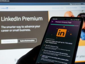 Smartphone mit geöffneter LinkedIn Premium Benutzeroberfläche zeigt verschiedene Funktionen und Optionen im Detail